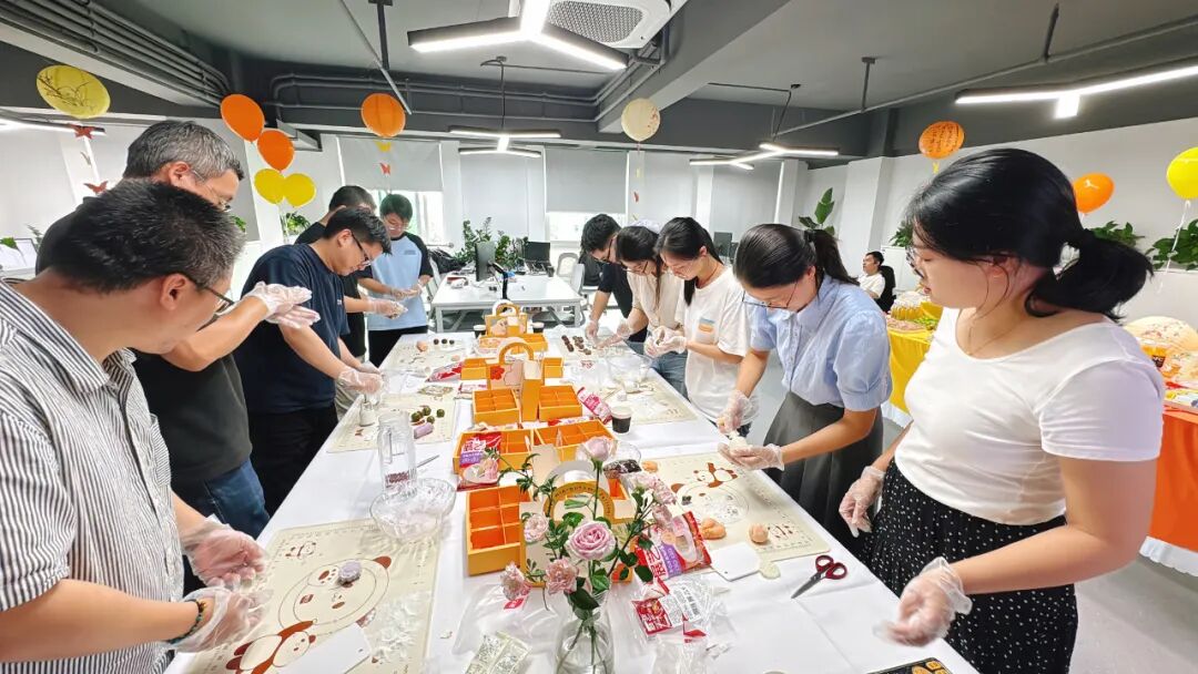 「钛闻软件」中秋限定浪漫，把团圆包进月饼里，每口都是团圆味~(图13)